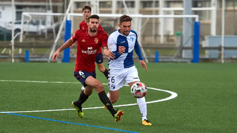 Osasuna Promesas se enfrenta al CD Ebro en las instalaciones de Tajonar. MIGUEL OSÉS