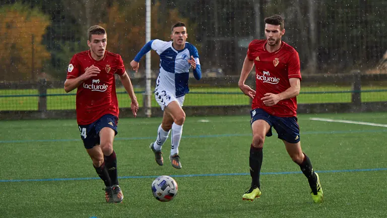 Osasuna Promesas se enfrenta al CD Ebro en las instalaciones de Tajonar. MIGUEL OSÉS