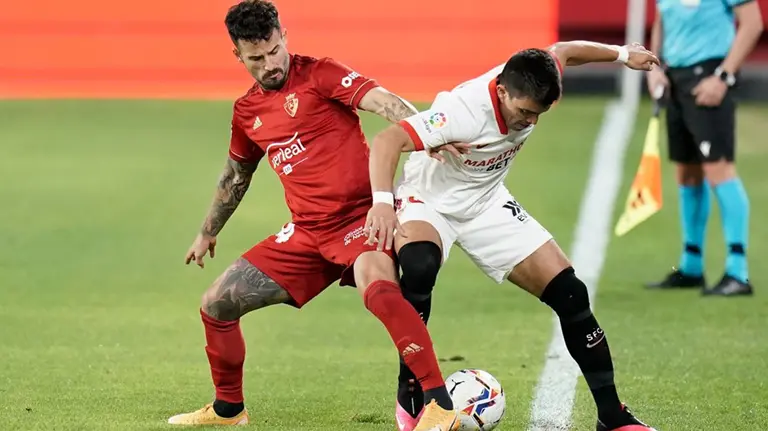 Rubén García lucha por hacerse con un balón sobre la línea de banda. SEVILLAFC