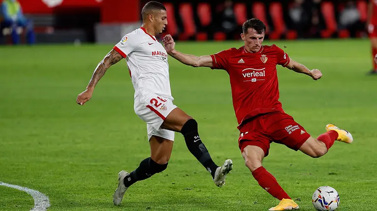 El defensa brasileño del Sevilla Diego Carlos, y el delantero bosnio del Osasuna Ante Budimir (d), durante el partido de la 9ª jornada de LaLiga Santander que se disputa en el estadio Sánchez Pizjuan de Sevilla.- EFE/José Manuel Vidal