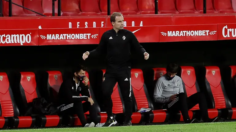 El entrenador del Osasuna Jagoba Arrasate, durante el partido contra el Sevilla, en la 9ª jornada de LaLiga Santander que se disputa en el estadio Sánchez Pizjuan de Sevilla.- EFE/José Manuel Vidal