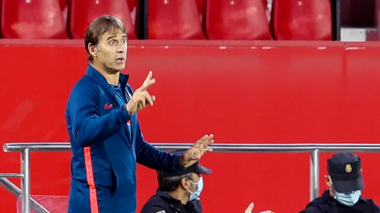 SEVILLA, 07/11/2020.- El entrenador del Sevilla Julen Lopetegui, durante el partido contra el Osasuna, en la 9ª jornada de LaLiga Santander que se disputa en el estadio Sánchez Pizjuan de Sevilla.- EFE/José Manuel Vidal
