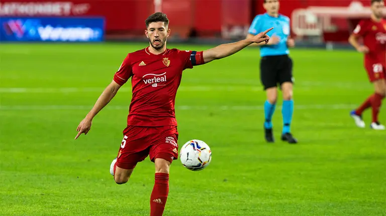 El defensa de Osasuna David García despeja un balón ante el Sevilla en el Sánchez Pizjuán.
AFP7  / Europa Press
7/11/2020 ONLY FOR USE IN SPAIN