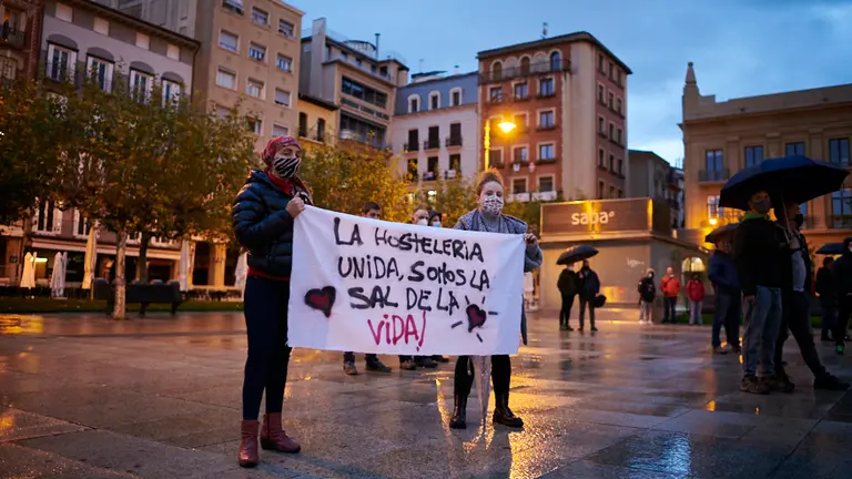 Concentración convocada por SOS Ostalaritza para protestar por la situación del sector da la hostelería y exigir soluciones inmediatas. PABLO LASAOSA