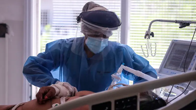 Personal médico realiza controles de pacientes con covid-19 en una unidad de terapia intensiva. EFE/Juan Ignacio Roncoroni/Archivo