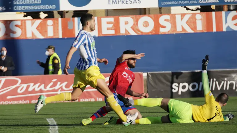 Jugada del gol del Calahorra ante la defensa y el portero del Izarra. @cdcalahorra