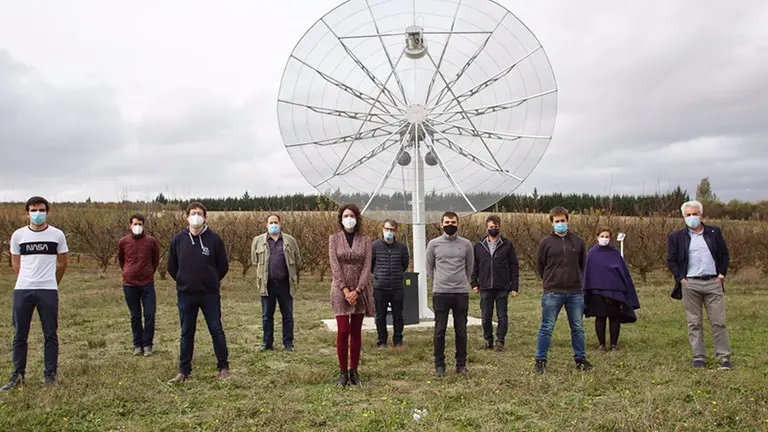 Parte del equipo impulsor del proyecto de radiotelescopio de la UPNA posa junto a la instalación. UPNA