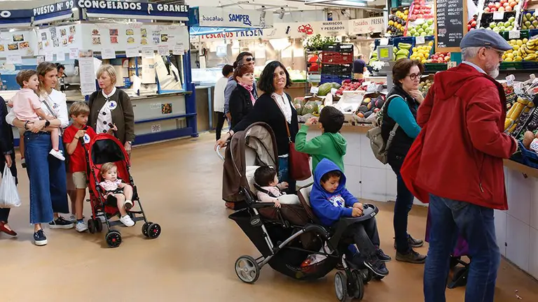 Imagen de una familia numerosa en un mercado. ANFN