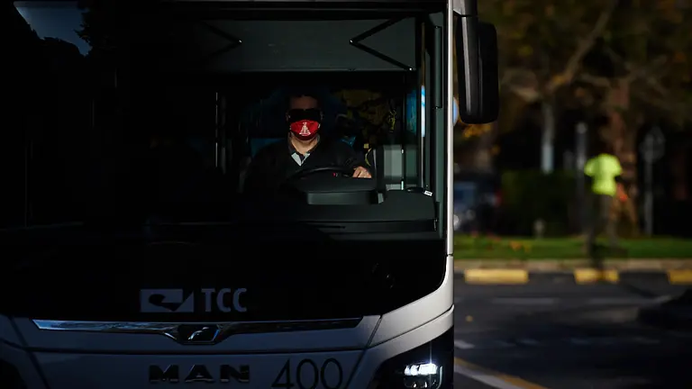 Un conductor de villavesa con una mascarilla de San Fermin durante la segunda ola de la pandemia en la comunidad Foral. MIGUEL OSÉS