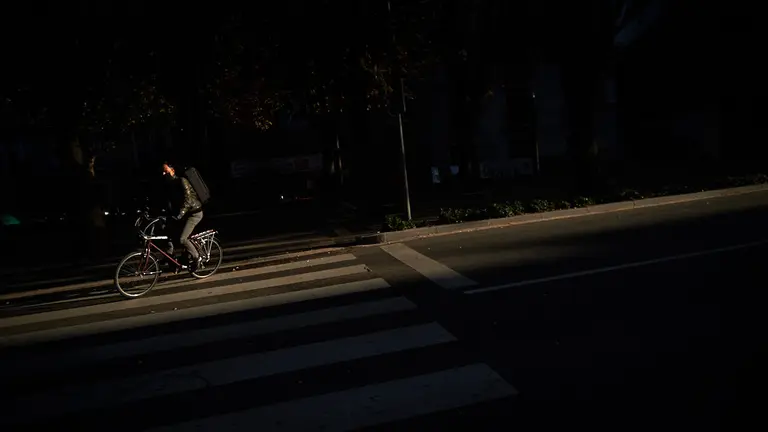 Un ciclista por las calles de Pamplona durante la segunda ola del coronavirus en la Comunidad Foral. MIGUEL OSÉS