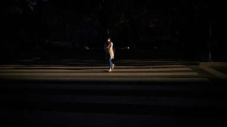 Una mujer cruza por un paso de cebra en Pamplona con una mascarilla durante la segunda ola de coronavirus en la Comunidad Foral. MIGUEL OSÉS
