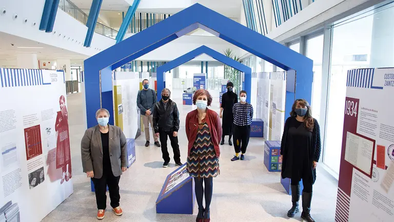 En primer plano (de izquierda a derecha): Asun Maestro, Rebeca Esnaola y Jaione Vicente.