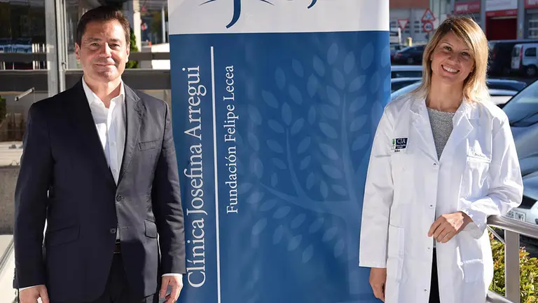 Ángel Gardachal, director gerente de la Clínica Josefina Arregui y Bárbara Pérez, directora médica de la Cínica. CEDIDA