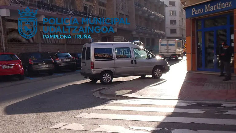 Uno de los vehículos afectados en el atropello a un peatón en la calle Amaya de Pamplona. POLICÍA MUNICIPAL