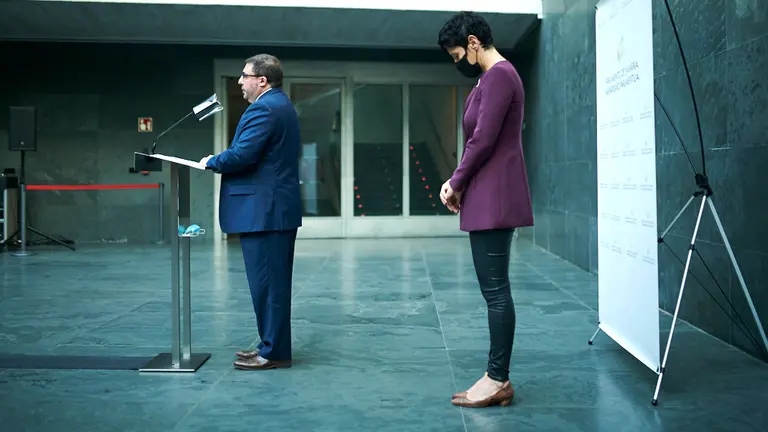 La consejera de Economía y Hacienda del Gobierno de Navarra, Elma Saiz, entrega el proyecto de Presupuestos de Navarra para 2021 al presidente del Parlamento, Unai Hualde. PABLO LASAOSA