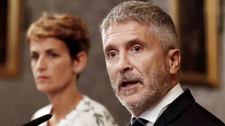 El ministro del Interior, Fernando Grande Marlasca, junto a la presidenta del Gobierno de Navarra María Chivite. EFE/ Jesús Diges