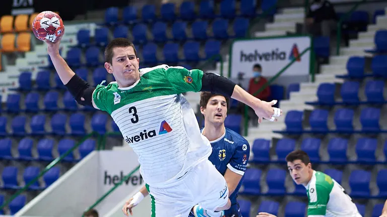 Antonio Bazán en el partido Anaitasuna - Cangas del Morrazo en Pamplona. PABLO LASAOSA