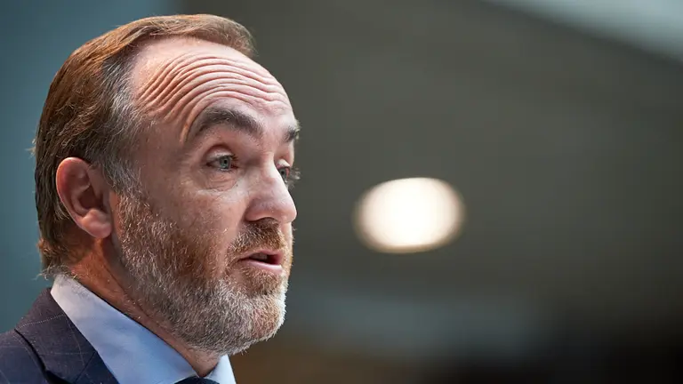 El portavoz de Navarra Suma, Javier Esparza, habla ante los medios de comunicación en el parlamento durante la segunda ola del coronavirus en la Comunidad Foral. MIGUEL OSÉS