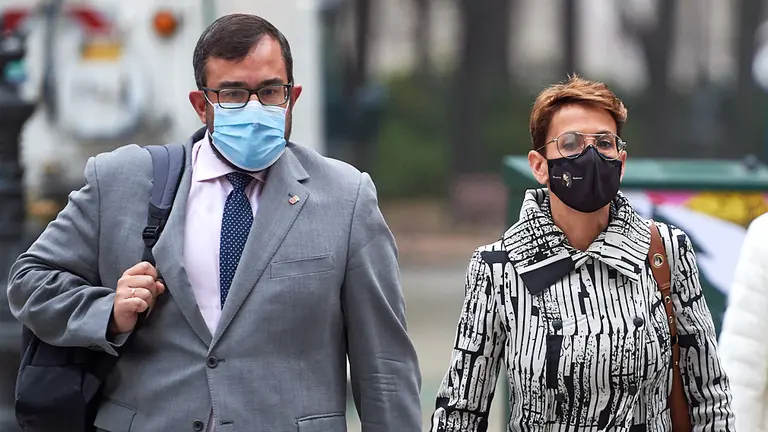 La Presidenta del Gobierno de Navarra, María Chivite, y el Vicepresidente Primero, Javier Remirez, llegan al Parlamento para una sesión de control durante la segunda ola del coronavirus en la Comunidad Foral. MIGUEL OSÉS
