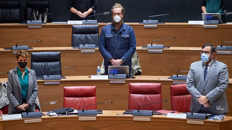María Chivite, Presidenta del Gobirno de Navarra, Maiorga Ramires, Eh Bildu, y Javier Remirez, Vicepresidente Primero, en el pleno del Parlamento durante la segunda ola del coronavirus en la Comunidad Foral. MIGUEL OSÉS