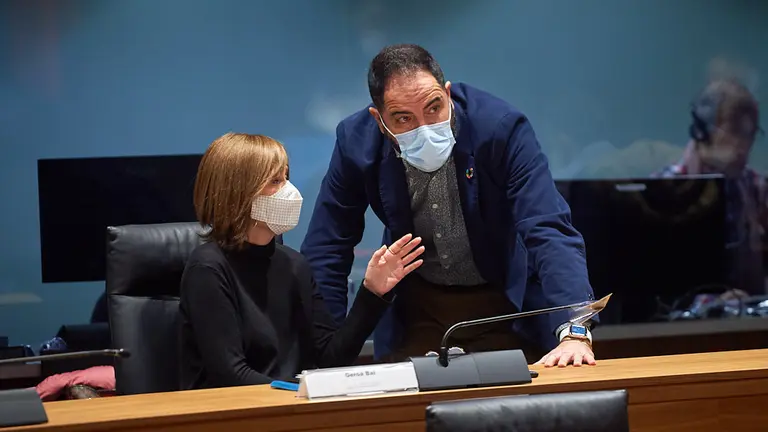 Los portavoces de Geroa Bai, Uxue Barkos, y del PSN, Ramón Alzorriz, hablan en el pleno del parlamento durante la segunda ola del coronavirus en la Comunidad Foral. MIGUEL OSÉS