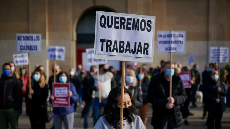 La Asociación de Hostelería y Turismo de Navarra y la Asociación Navarra Pequeña Empresa de Hostelería organizan una concentración frente al Palacio de Navarra para reclamar un plan de rescate urgente para el sector. PABLO LASAOSA