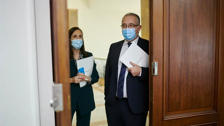 El alcalde, Enrique Maya, y la concejala delegada de Servicios Generales, María Echávarri, presentan las líneas generales del anteproyecto de Presupuesto del Ayuntamiento para 2021. PABLO LASAOSA