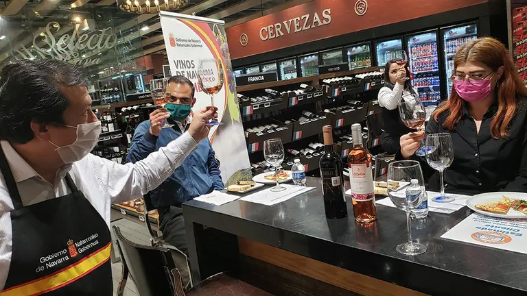 Varias personas participan en una cata de vinos navarros en México. GOBIERNO DE NAVARRA