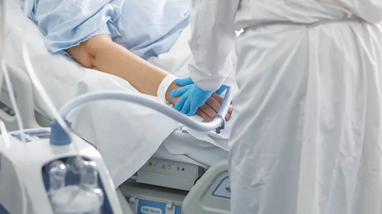 Atención a pacientes con coronavirus en el Complejo Hospitalario de Navarra en las plantas para enfermos con Covid-19. GOBIERNO DE NAVARRA (1)