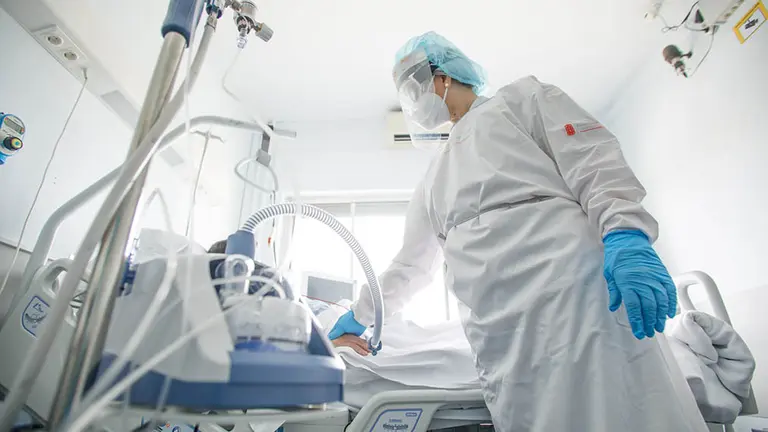 Atención a pacientes con coronavirus en el Complejo Hospitalario de Navarra en las plantas para enfermos con Covid-19. GOBIERNO DE NAVARRA (2)