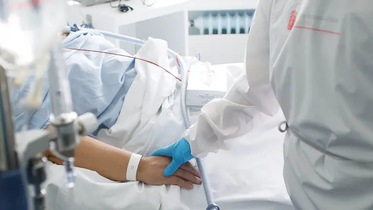 Atención a pacientes con coronavirus en el Complejo Hospitalario de Navarra en las plantas para enfermos con Covid-19. GOBIERNO DE NAVARRA (4)