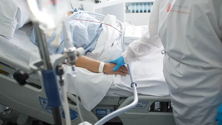 Atención a pacientes con coronavirus en el Complejo Hospitalario de Navarra en las plantas para enfermos con Covid-19. GOBIERNO DE NAVARRA (6)