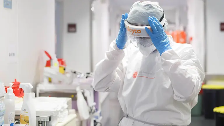 Atención a pacientes con coronavirus en el Complejo Hospitalario de Navarra en las plantas para enfermos con Covid-19. GOBIERNO DE NAVARRA (16)