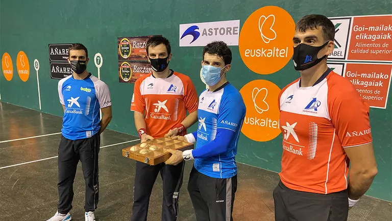 Altuna y Ezkurdia, a la derecha, en la elección de material en Eibar. @Aspepelota.