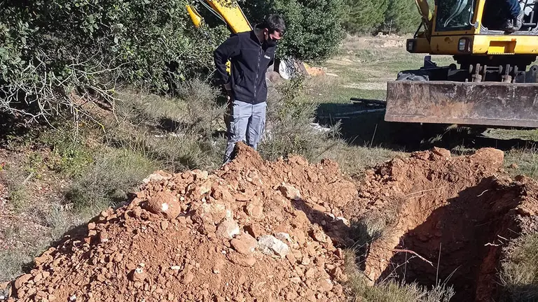 Trabajos de limpieza del suelo del terreno comunal del Concejo de Igúzquiza. GOBIERNO DE NAVARRA