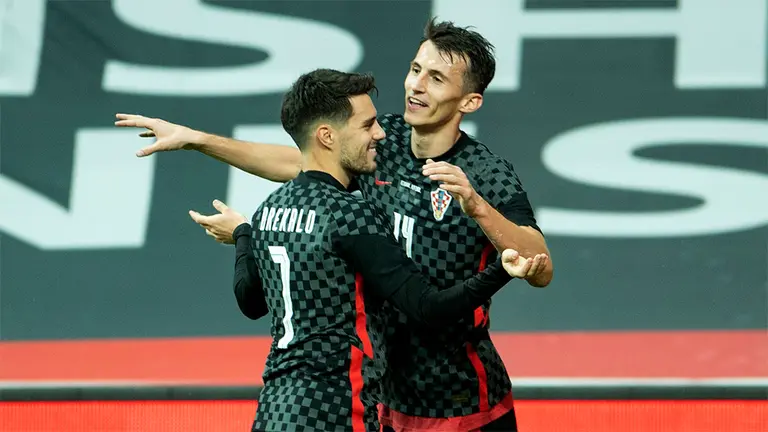 Ante Budimir es felicitado al marcar su primer gol con Croacia. @HNS_CFF.