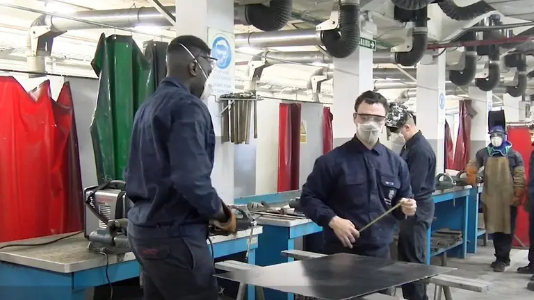 Alumno del taller de soldadura ofrecido por el Ayuntamiento de Pamplona