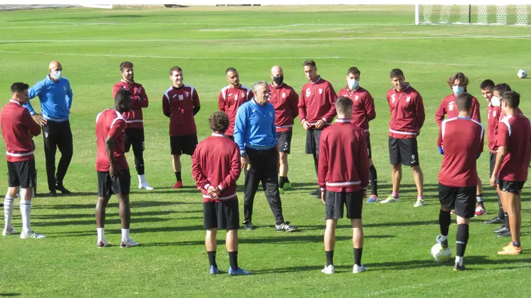 Entrenamiento del CD Tudelano con el entrenador Nacho Martín hablando con sus jugadores. @CDTudelano.