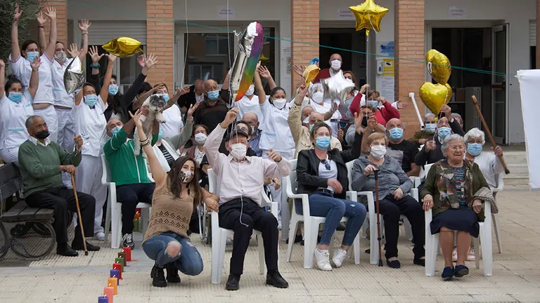 Trabajadores y usuarios de la residencia de mayores de Corella. CEDIDA