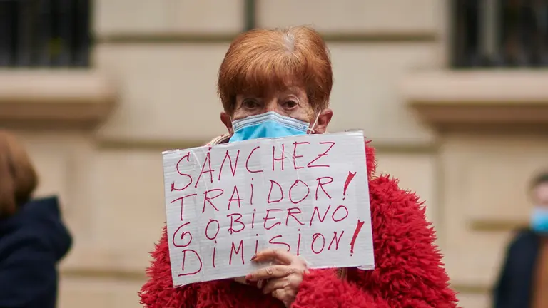 Decenas de personas se manifiestan a la llega de Pedro Sánchez al Gobierno de Navarra. PABLO LASAOSA