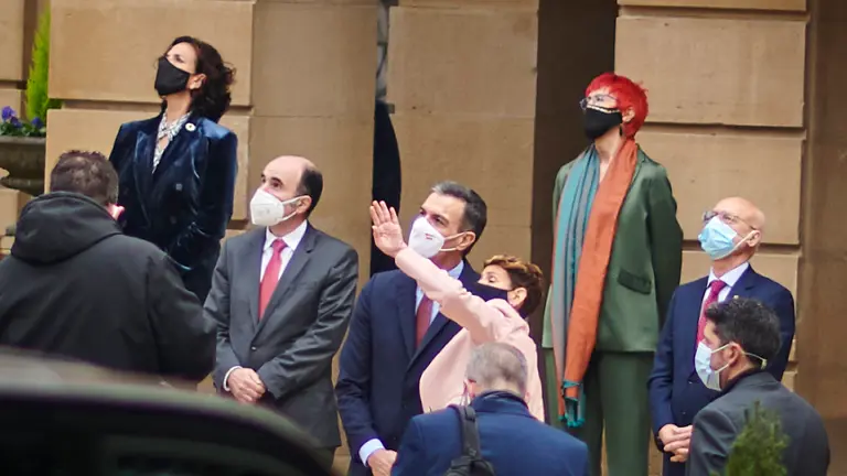 Decenas de personas se manifiestan a la llega de Pedro Sánchez al Gobierno de Navarra. PABLO LASAOSA