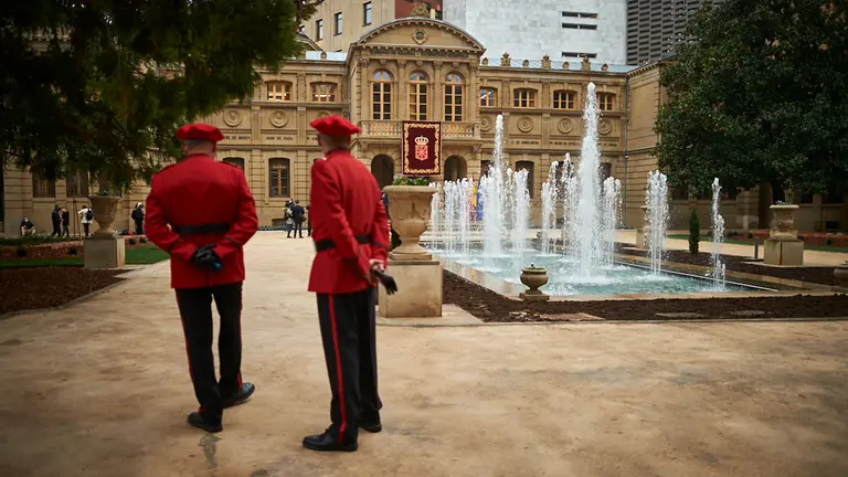 Dos agentes de la Policía Foral en los jardines del Palacio de Navarra ante la llegada en una visita oficial de Pedro Sánchez al Gobierno de Navarra. PABLO LASAOSA