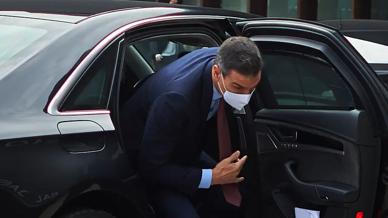 Decenas de personas se manifiestan a la llega de Pedro Sánchez al Gobierno de Navarra. PABLO LASAOSA