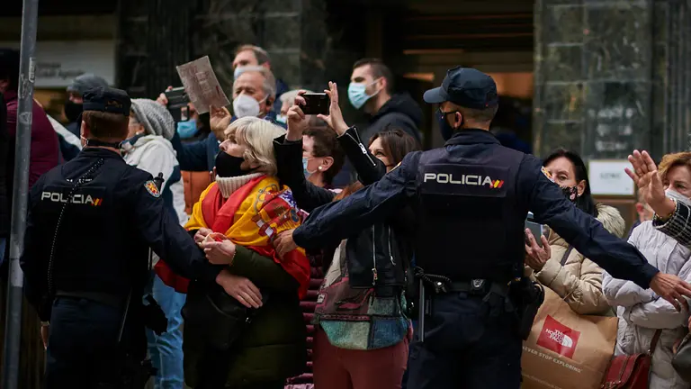 Decenas de personas se manifiestan a la llega de Pedro Sánchez al Gobierno de Navarra. PABLO LASAOSA