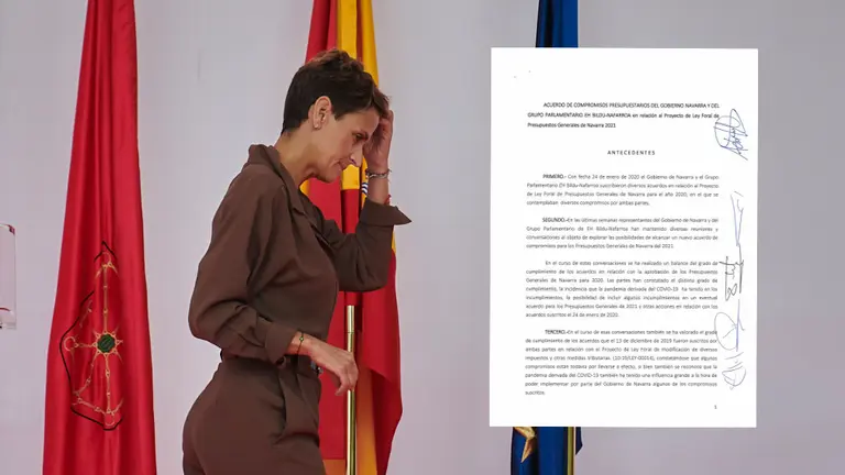 La presidenta del Gobierno de Navarra, Mar&iacute;a Chivite, y la ministra de Pol&iacute;ticas Territoriales y Funci&oacute;n P&uacute;blica, Carolina Darias, participan en un acto de homenaje a las v&iacute;ctimas del Covid-19 y reconocimiento a la sociedad navarra. PABLO LASAOSA
