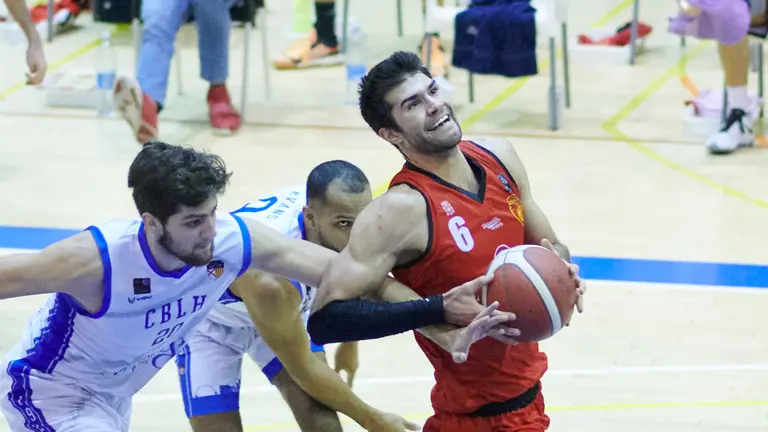 El bBasket Navarra se enfrenta al Torrons Vicens Hospitalet en Pamplona. PABLO LASAOSA