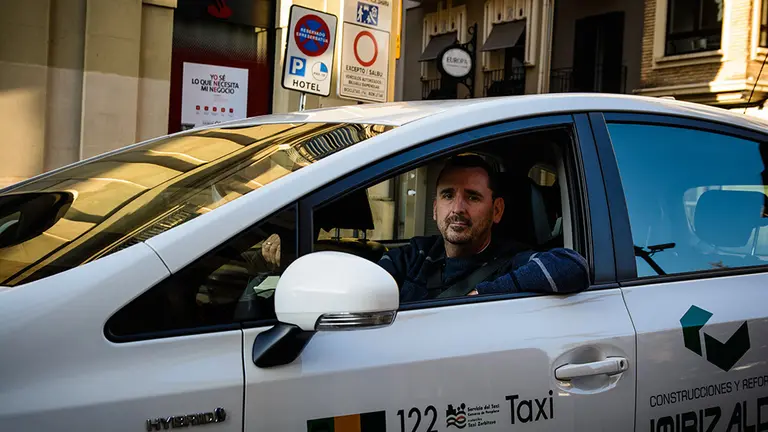 Javier Íñigo se quita las gafas para la foto. Lleva diez horas trabajando y todavía le quedan dos o tres más. FERMÍN TORRANO