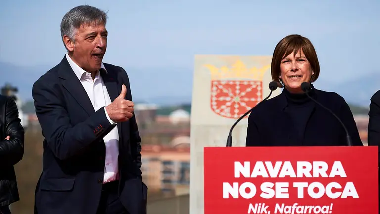 Uxue Barkos presenta a su candidato al Congreso de los Diputados Koldo Martínez. PABLO LASAOSA