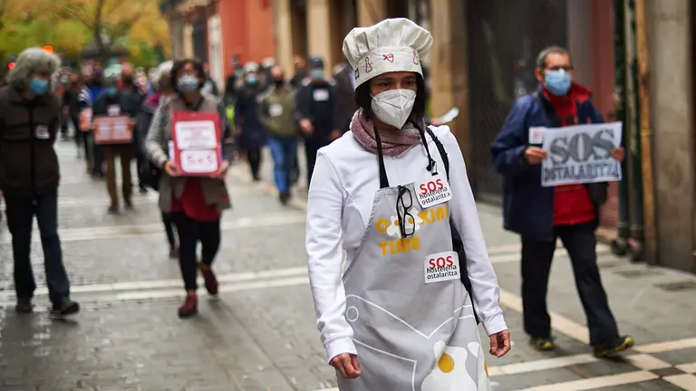 Cientos de personas se manifiestan por las calles del Casco Antiguo de Pamplona en apoyo a la hostelería, cerrada por el Gobierno desde hace más de dos semanas. PABLO LASAOSA
