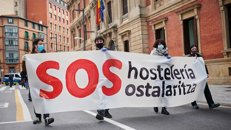 Cientos de personas se manifiestan por las calles del Casco Antiguo de Pamplona en apoyo a la hostelería, cerrada por el Gobierno desde hace más de dos semanas. PABLO LASAOSA